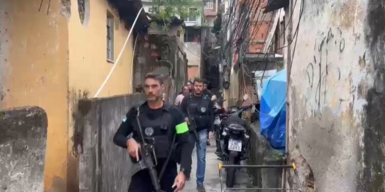 Suspeitos de invadir contas bancárias para fazer empréstimos e transferências no PI são alvo de operação no RJ