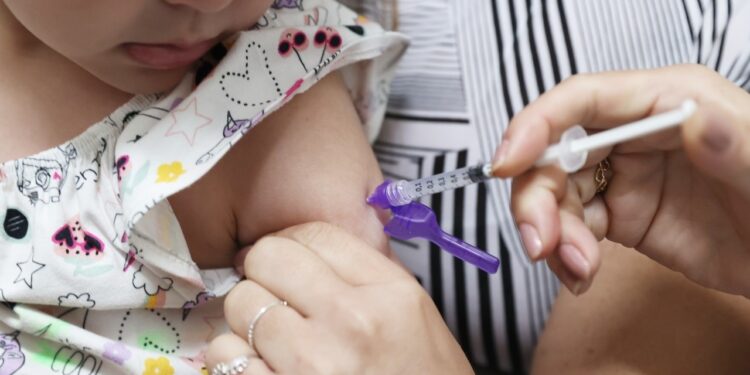 Mais de 15 mil crianças e adolescentes estão com 2ª dose de vacina contra a dengue atrasada em Teresina