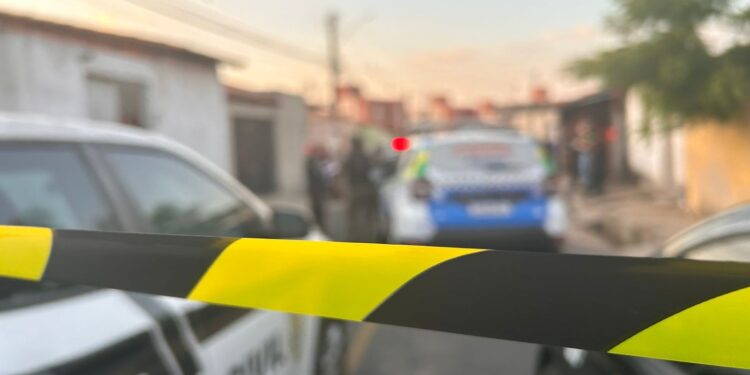 Caseiro de 49 anos é morto a facadas em Teresina; companheira suspeita do crime se entrega à polícia