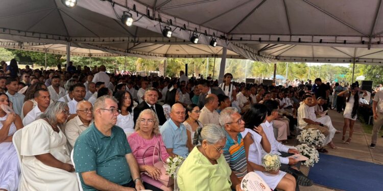 Juntos há anos ou jovens querendo economizar: casamento comunitário reúne 184 casais em Teresina
