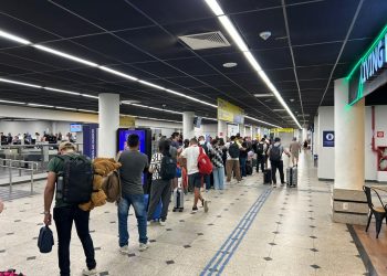 Vídeo: homem vai ao aeroporto de Teresina para ver o filho antes de velório da mãe e descobre interdição na pista: 'só queria vê-lo'