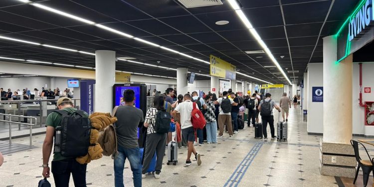 Vídeo: homem vai ao aeroporto de Teresina para ver o filho antes de velório da mãe e descobre interdição na pista: 'só queria vê-lo'